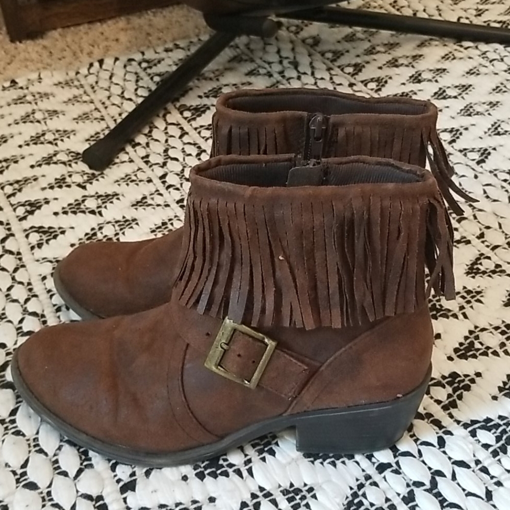 👠💕 B2G1 Buy any two womens shoe and get 1 free!